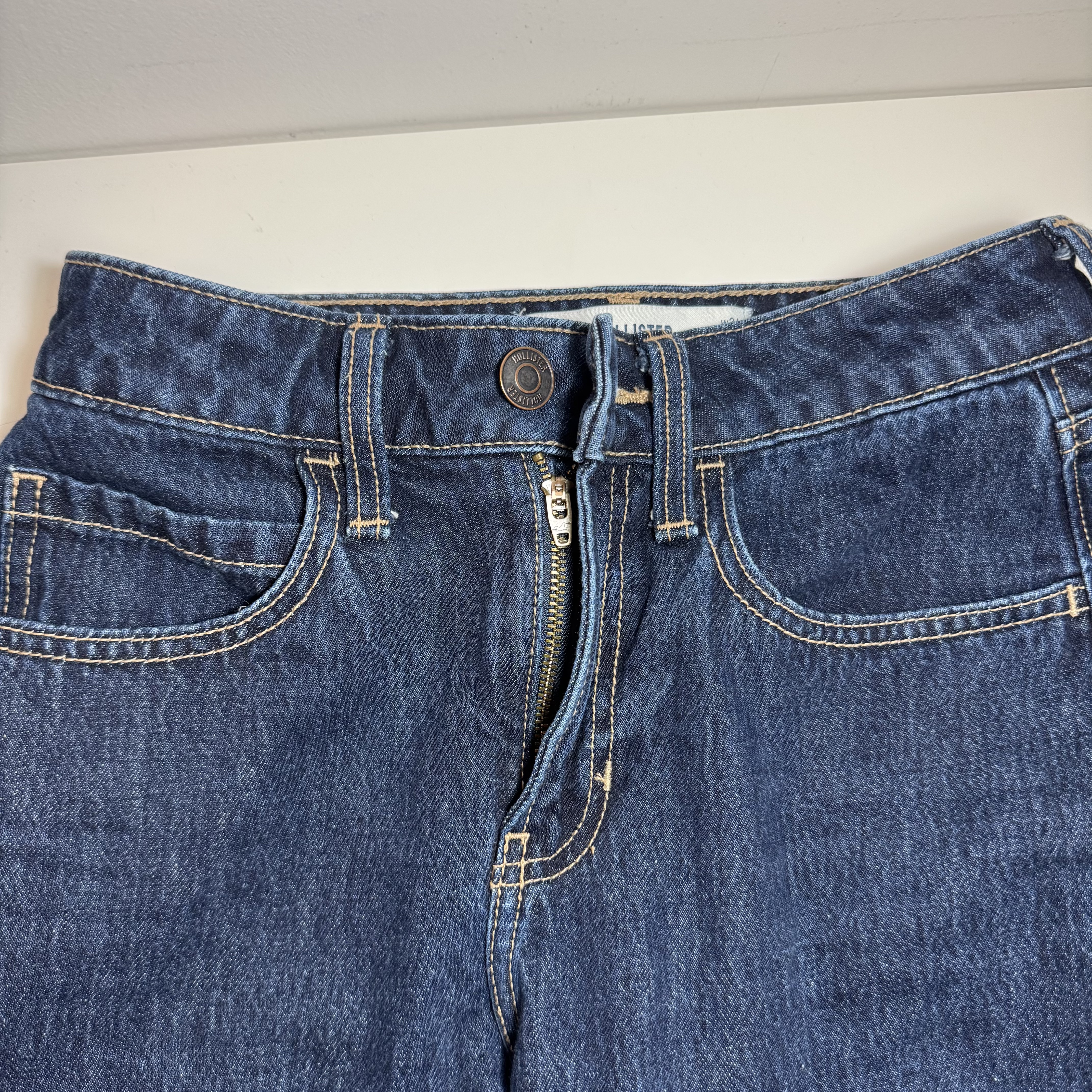 These are my trousers. The zipper allows user to zip it up or down.