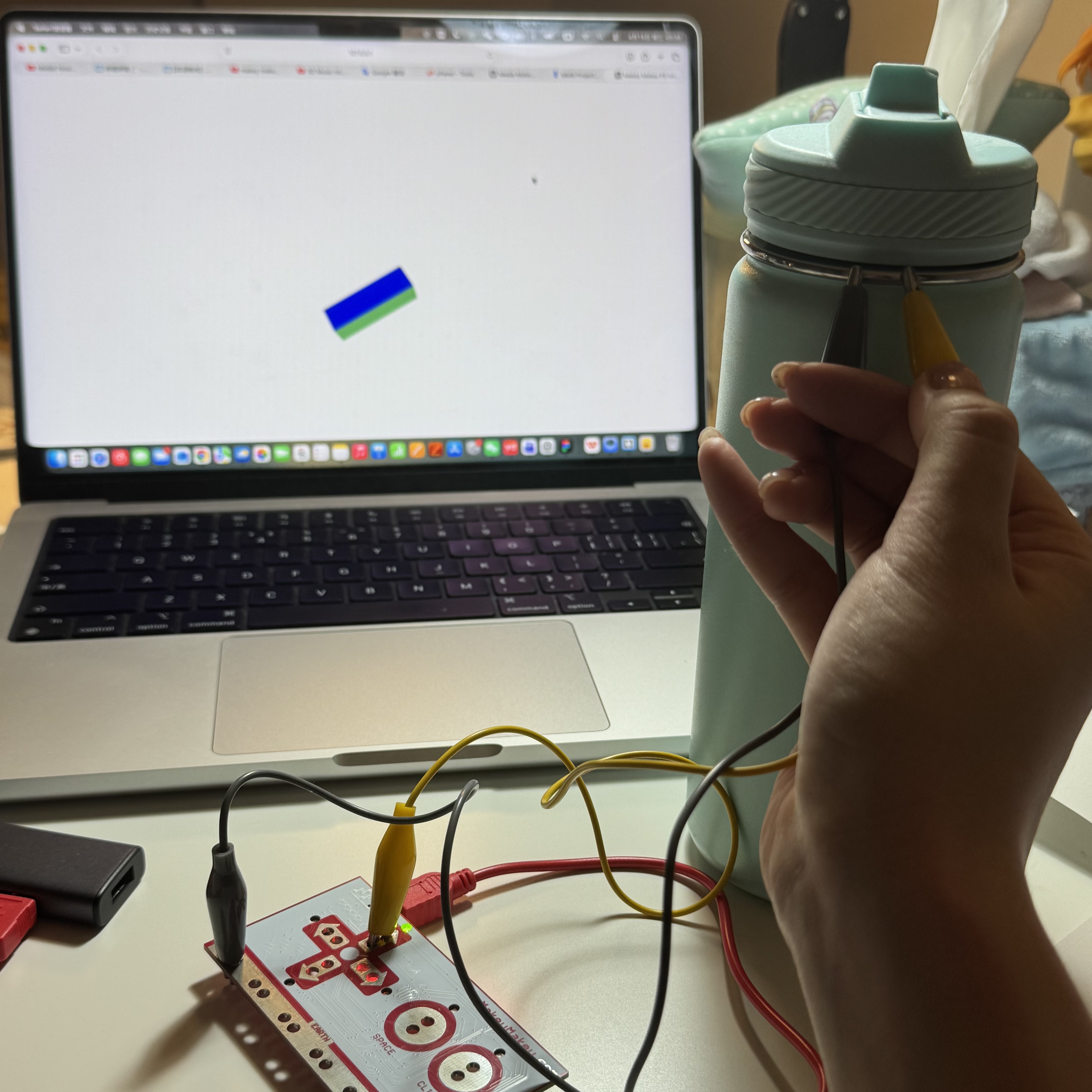 I connected the outer ring of the water bottle with the up arrow key and the box was turned over to the up side